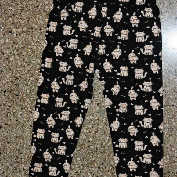 Pants - NWOT Capri Leggings Cat Bowtie Pattern One Size